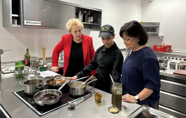 Nach dem offiziellen Teil der Pressekonferenz durfte Verena Dunst, Präsidentin der Volkshilfe Burgenland, den Lehrlingen beim Kochen über die Schulter schauen.  | Foto: MeinBezirk/Barbara Babonitsch-Diewald