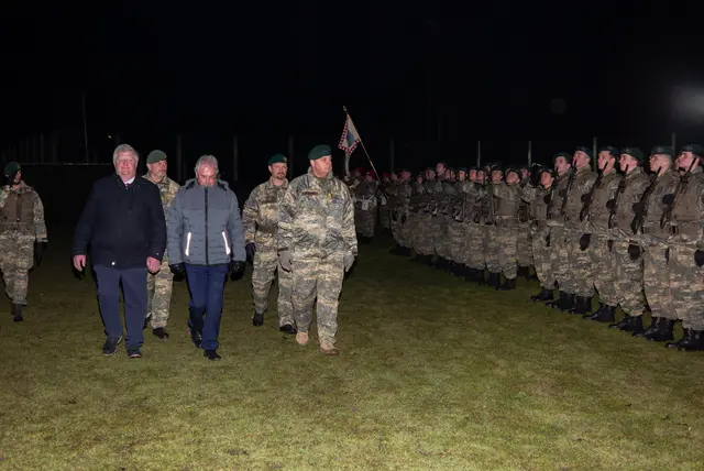 Ein Muss beim Festakt: Das sogenannte Abschreiten der Front – hier Bürgermeister Martin Scherz, Landtagspräsident Karl Wilfing und Brigadier Georg Härtinger. | Foto: Santrucek