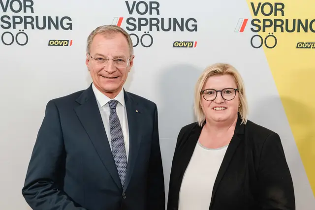 Landeshauptmann Thomas Stelzer gratuliert Karin Weißhäupl zur Wahl zur Bürgermeisterin in Hörbich. | Foto: OÖVP