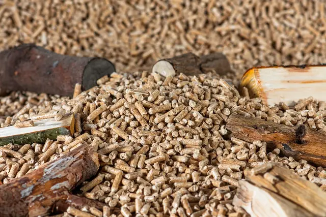 Laut einer Ehebung der AK steigen die Preise der Pellets weiter. Gegen Ende der Heizsaison wird mit einer Entspannung gerechnet. | Foto: pixabay/fotoblend