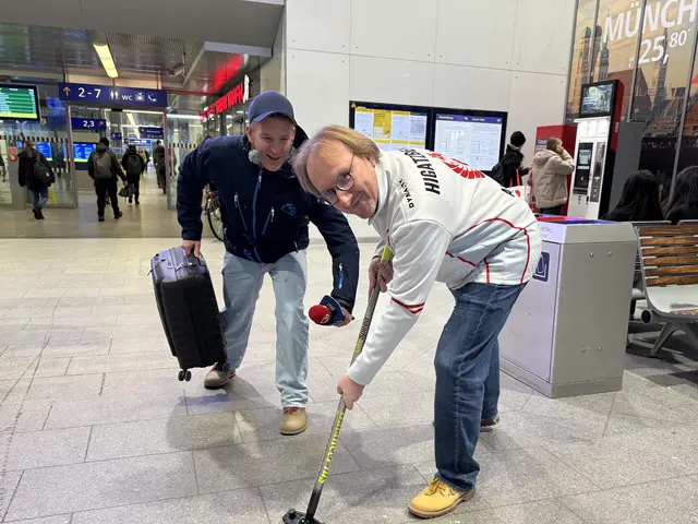 Andi Knoll mit Gernot, einem Curling-Fan | Foto: Hitradio Ö3-Nina Salzburger