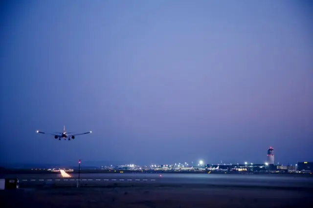 Der Bezirk Schwechat ist internationaler Verkehrsknotenpunkt , aber auch Ausflugsziel für viele Tagesgäste.  | Foto: Flughafen Wien AG