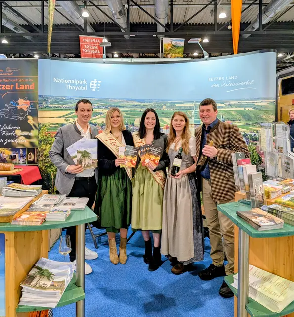 Kürbisprinzessinnen Clara I. und Lea I. (Mitte) mit Cornelia und Ewald Schönhofer (rechts) sowie Tourismus-Stadtrat Daniel Wöhrer (links). | Foto: Wöhrer