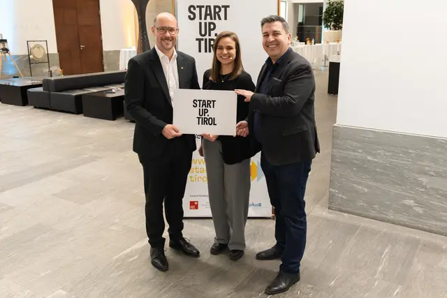 Mario Gerber (Landesrat für Wirtschaft, Digitalisierung und Tourismus, l.), Lisa Spöck (Geschäftsführerin von Startup.Tirol) und Marcus Hofer (Geschäftsführer der Standortagentur Tirol) zeigten sich von Tirols Innovationsszene begeistert.  | Foto: Startup Tirol