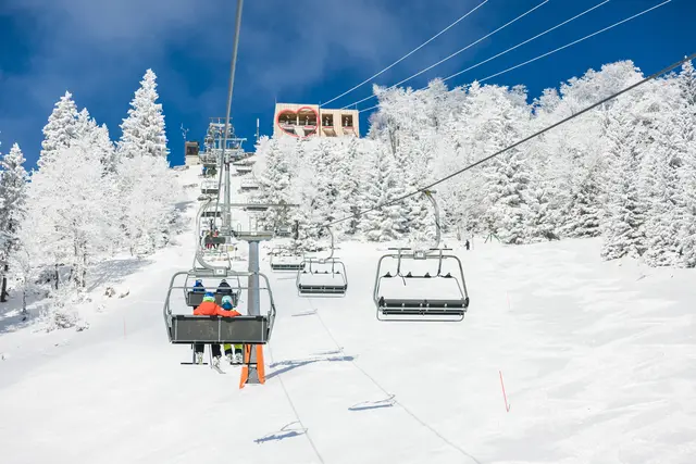 Moderne Skilifte bringen Wintersportler schnell und bequem auf die Pisten. | Foto: Martin Fülöp