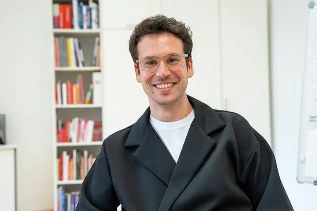 Bezirksvorsteher Michael Luxenberger (Grüne) sei im Austausch mit mehreren Personen, die Geschäftsideen für den Margaretenplatz haben. | Foto: Valentina Marinelić/MeinBezirk