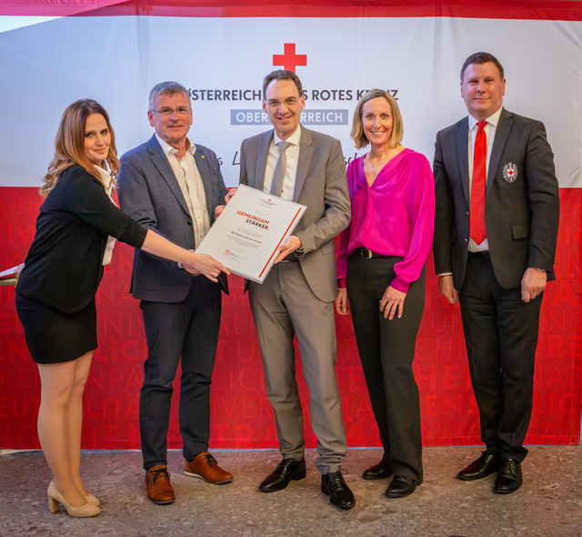 Rot‑Kreuz‑Bezirksgeschäftsleiterin Daniela Renker, ihr Vorgänger Herbert Markler, RSF‑Geschäftsführer Ulrich Reisecker, RSF‑Personalmanagerin Eva Dennewill und Bezirkshauptmann Gerald Kronberger (v. l. n. r.). | Foto: RK OÖ