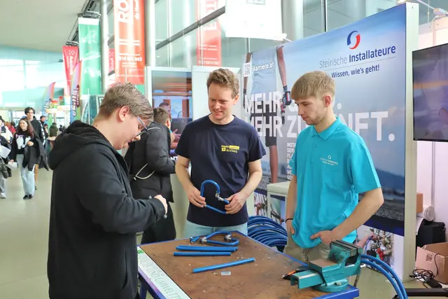 Am Stand der Installateure ließ Martin Biedermann interessierte Besucher selbst das Werkzeug in die Hand nehmen. Dem kommenden Valentinstag entsprechend wurden Herzen gebogen. Kilian Stoff, Lehrling im 4. LJ ging den Besuchern dabei zur Hand.  | Foto: Edith Ertl