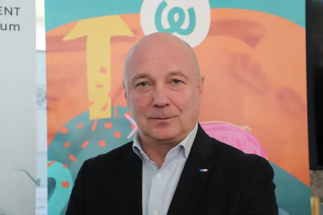 AMS-Geschäftsstellenleiter Christian Namor vom Arbeitsmarktservice Graz West und Umgebung besuchte alle Aussteller und dankte den Betrieben, dafür dass sie Einblick in ihre Arbeitsfelder und Lehrstellenangebote gaben.  | Foto: Edith Ertl