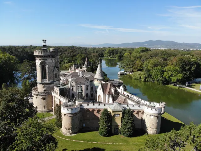 Laxenburgs Schlosspark ist ein hervorragendes Ausflugsziel und im Sommer Theaterkulisse. | Foto: Wienerwald Tourismus/Kerstin Semmelmeyer