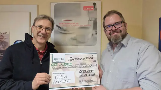 Laudamus-Organisationsleiter Roman Koger (links) überreichte den Scheck an Martin Kühnmeyer, "Neustart"-Abteilungsleiter in Oberwart. | Foto: Laudamus