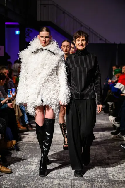 Die Designerin Christa Franz am Laufsteg | Foto: Mihael Vuzem