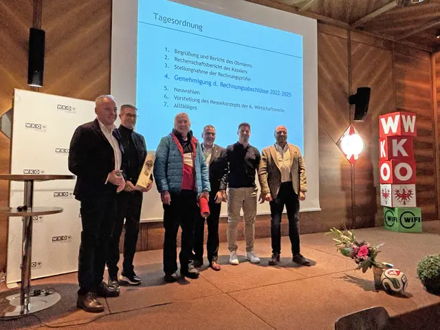 Hansjörg Schimpfössl (2.v.l.) und Wolfgang Wohlgenannt (3.v.l.) erhielten zum Abschied ein Präsent. | Foto: Evelyn Hartman/MeinBezirk
