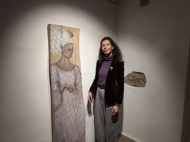 Sarah Patricia Porbley mit einem ihrer Werke, zu sehen bis 7. März | Foto: MeinBezirk/Susanne Veronik