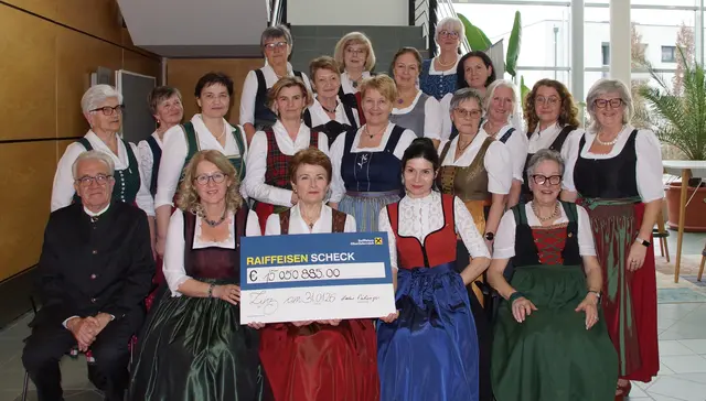 15 Millionen Euro wurden während der 25-jährigen Obfrauschaft von Martina Pühringer gespendet. Am Bild die OÖ Bezirksobfrauen mit Martina Pühringer aus Ohlsdorf. | Foto: Schmiedleitner