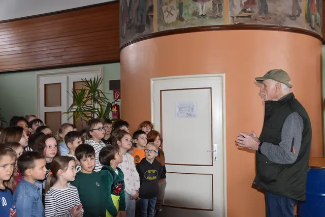 Hegeringleiter Tarmann begrüßte die Kinder und führte durch den Tag. | Foto: MeinBezirk/Carmen Rienzner