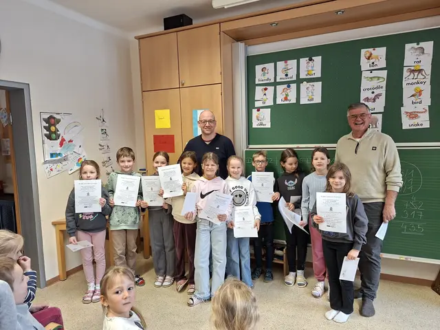 Die Sieger des Zeichenwettbewerbs mit Amtsleiter Gerhard Obwaller und Vizebürgermeister Stefan Wechselberger | Foto: Karin Prassl