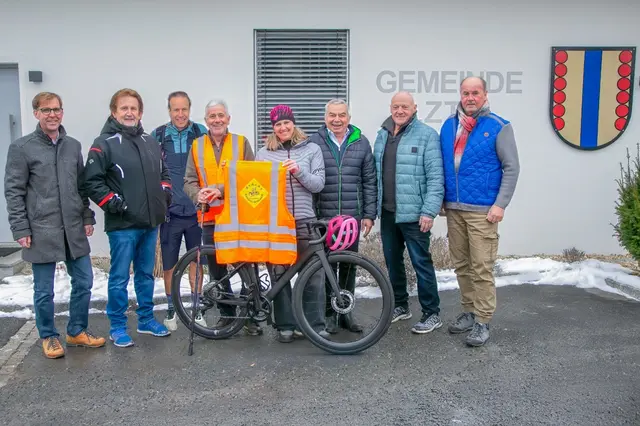 Bürgermeister Andreas Nagl (links), Initiator Heinrich Wilfinger (4. v. l.) und Birgit Jungwirth von der Krebshilfe Steiermark (5. v. l.) stellen das karitative Projekt „Get moving!" vor  | Foto: Sabina Saurer
