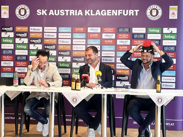 Trotz aller Ereignisse war den drei Verantwortlichen nicht der Humor vergangen und Dollinger überreichte Kaltenegger eine Skihaube samt Haargel, damit dieser Dollingers Haarstil imitieren könne. | Foto: MeinBezirk.at/Michael Kurz