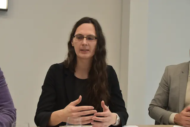 "Die Korridorsanierung zwischen München und Rosenheim droht in unseren Augen ein großes Fiasko zu werden", sagt Victoria Broßart.  | Foto: Barbara Fluckinger