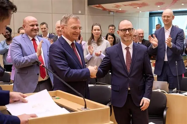 Dietmar Prammer bei der Angelobung als Bürgermeister durch Landeshauptmann Thomas Stelzer (ÖVP). | Foto: Stadt Linz