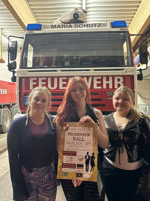 Emely Hlavacek, Leonie Stranz, Emma Pirchmoser (v.l.) freuen sich bereits auf den kurzweiligen Abend. | Foto: Freiwillige Feuerwehr Maria Schutz