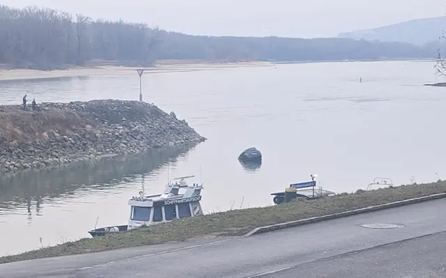 Der Pkw war aus unbekannter Ursache in die Donau gerollt und langsam versunken. | Foto: FF Hainburg