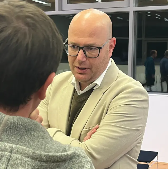 Notar Ralph Öller im Gespräch. Seine Kanzlei befindet sich ab 18. Februar im ehemaligen Gerichtsgebäude in der Linzerstrasse in Rohrbach-Berg. | Foto: OÖRK/Fuchs