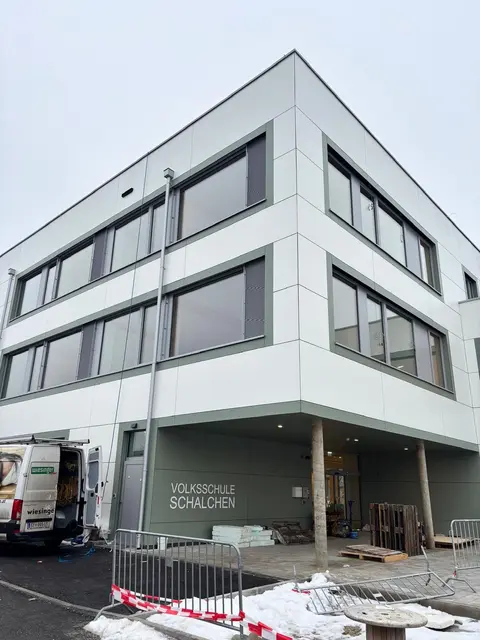 Die Volksschüler sind bereits in den Neubau übersiedelt. | Foto: Gemeinde Schalchen