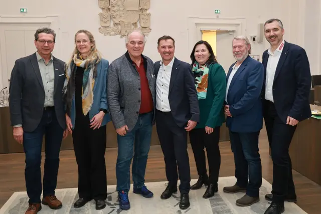 Dietmar Juriga (ASVÖ), Kimbie Humer-Vogl (Leichtatheltik), Bartl Gensbichler, Landesrat Martin Zauner, Carmen Kiefer (Eiskunstlauf), Herbert Steinhagen (UNION) und Josef Sailer (ASKÖ).