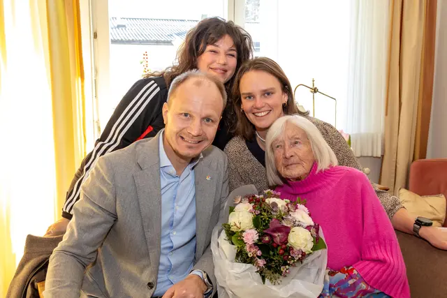 Jubilarin Gerhilde Possert freute sich gemeinsam mit Enkelin Clara (hinten r.) und Urenkelin Lola (hinten l.) über den Besuch von Bürgermeister Johannes Anzengruber und den bunten Blumenstrauß. | Foto: © Stadt Innsbruck/M.Freinhofer