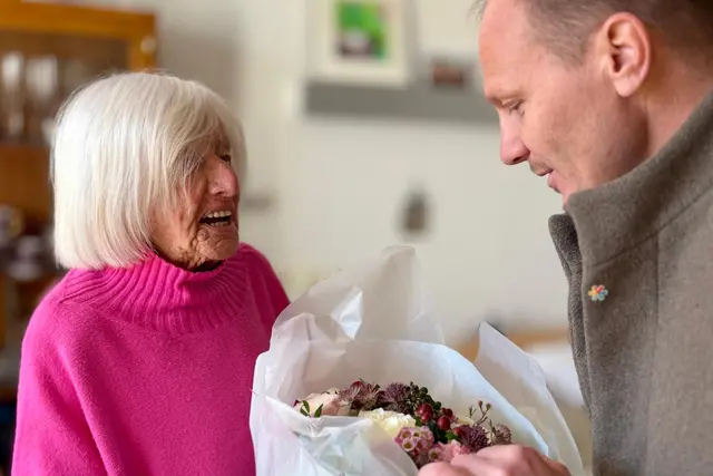 Bürgermeister Johannes Anzengruber überreichte der Jubilarin Gerhilde Possert anlässlich ihres 101. Geburtstages einen bunten Blumenstrauß. | Foto: © Stadt Innsbruck