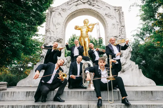 Am 14. Juni 2026 treten die sieben MNOZIL BRASS-Musiker auf der Burgarena Finkenstein auf. | Foto: Mnozil Brass