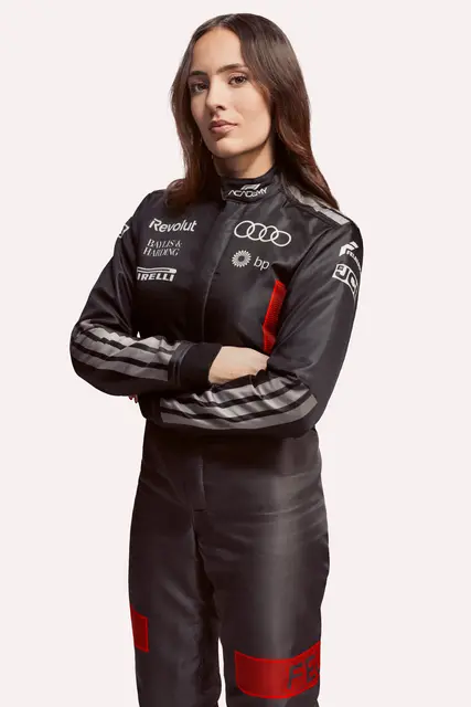 Emma Felbermayr in ihrem Audi-Revolut-Outfit, mit dem sie die kommende Saison 2026 in der F1-Academy bestreiten wird. | Foto: Audi Revolut F1 Team