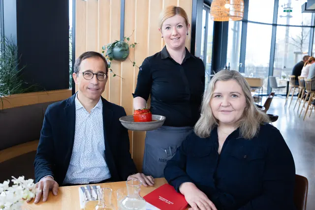 Business-Lunch im Arravané: Beim von Manuela Kölbl (M.) servierten Menü unterhielten sich Georg Spitzer und Martina Maros-Goller. | Foto: Konstantinov