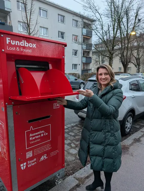 Bezirksvorsteherin Johanna Zinkl (ÖVP) neben der neuen Fundbox in der Preindlgasse 21-23. | Foto: BV Hietzing