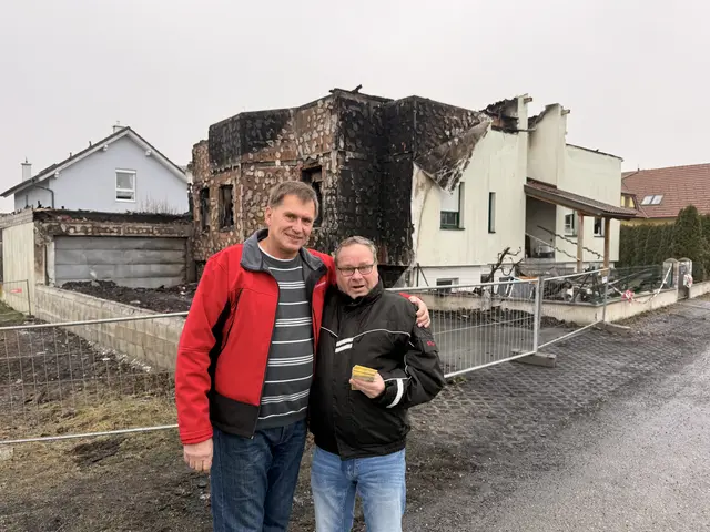 Johann Haller übergab 20.000 Euro an Thomas Ottmann. | Foto: zVg