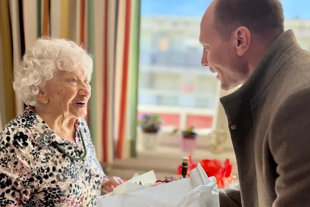 Sichtlich erfreut: Bürgermeister Johannes Anzengruber überreichte der Jubilarin Maria Frieda Reyer einen Blumenstrauß zum 101. Geburtstag. | Foto: Stadt Innsbruck
