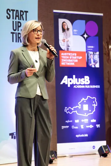 Claudia Gföller nutzte die Chance, ihr Unternehmen MENO Academy vorzustellen.  | Foto: Startup Tirol