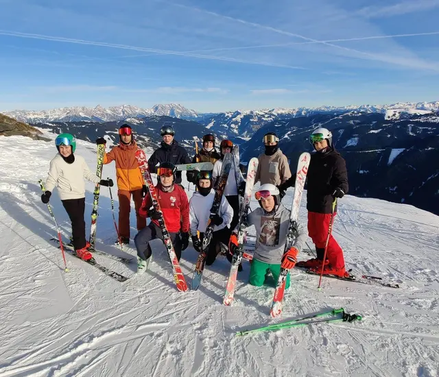 Bei perfekten Bedingungen konnten die Schülerinnen und Schüler der BHAK Bad Ischl ihre Fähigkeiten auf den Pisten weiterentwickeln. | Foto: BHAK/BHAS Bad Ischl