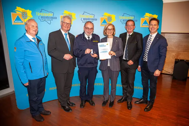 Übergabe der goldenen Ehrennadel an Pater Stephan Holpfer: NÖZSV-Vizepräsident Georg Jungmayer, NÖZSV-Präsident LAbg. Bgm. Christoph Kainz, LFKUR Pater Stephan Holpfer OSB, Landeshauptfrau Johanna Mikl-Leitner, NÖZSV-Vizepräsident LAbg. Dieter Dorner, NÖZSV-Vizepräsident LAbg. Bernhard Heinreichsberger. | Foto: NÖZSV