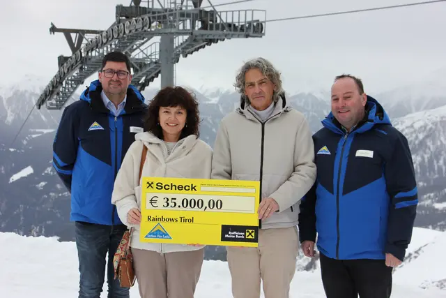 GF Christof Schalber, Barbara und Charlie Baumgartner und GF Martin Pregenzer (v.l.). | Foto: Schwarz