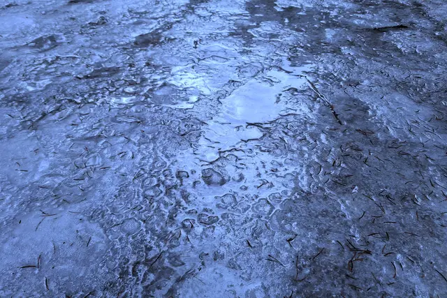 ...auch eine Eisfläche kann schön ausschauen...
Wohlbehalten wieder zuhause angekommen.☘️
Ein rutschfreies, schönes WOCHENENDE
wünsch ich EUCH🤗
 