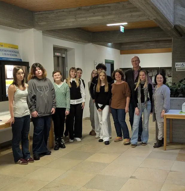 Schülerinnen und Schüler und der Klasse 4c mit Schulleiterin Christl Nagl-Eder, Vzbgm. Rudolf Hammer, Angelika Staubmann (gf. Gemeinderätin, Vorsitzende Jugend-, Vereins- und Kulturausschuss), Eva Rosero Garcia | Foto: NÖMS St. Andrä-Wördern und Marktgemeinde St. Andrä-Wördern