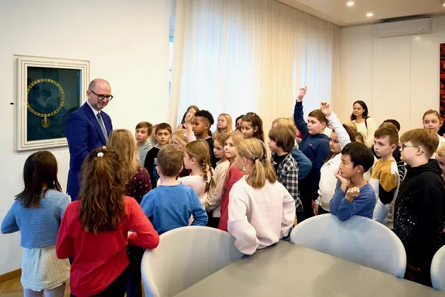 Bürgermeister Dietmar Prammer beim Besuch einer Linzer Schulklasse in seinem Büro | Foto: Stadt Linz