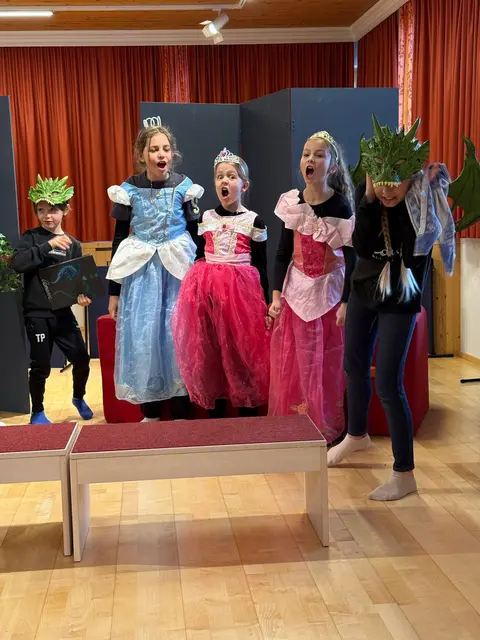 Drei Prinzessinnen und ein Drache. Ob das gut geht? | Foto: Theatergruppe St. Veit