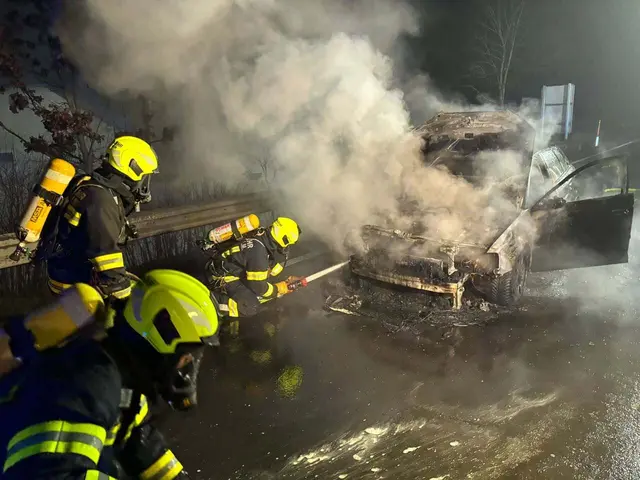 Auf der B127 geriet ein Auto in Vollbrand. Die Freiwillige Feuerwehr St. Martin bekämpfte das Feuer. | Foto: FF St. Martin