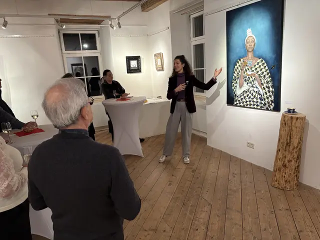 "Seelenlandschaften and a Cup of Tea(rs)", erklärt von der Künstlerin Sarah Patricia Porbley bei einem ersten Rundgang im Lerchhaus, hier vor dem Titelgebenden Bild und der Teetasse. | Foto: MeinBezirk/Susanne Veronik