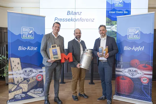 Gemeinsamer Auftritt bei der Bilanzpressekonferenz von BIO vom BERG (v. l.): Ingo Panknin (Mitglied der Geschäftsführung MPREIS), Simon Wolf (Obmann Bioalpin) und Björn Rasmus (Geschäftsführer Bioalpin).  | Foto: Gerhard Berger