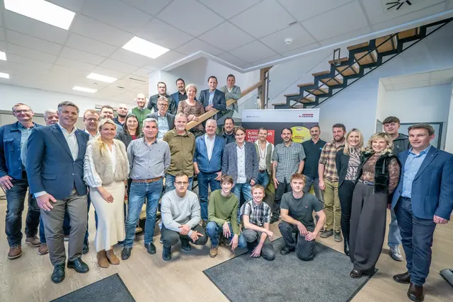 Große Jubilarfeier beim Egger Werk in Wörgl: 22 Mitarbeiterinnen und Mitarbeiter wurden geehrt, die bereits seit zehn bis 35 Jahren im Unternehmen tätig sind. | Foto: Egger